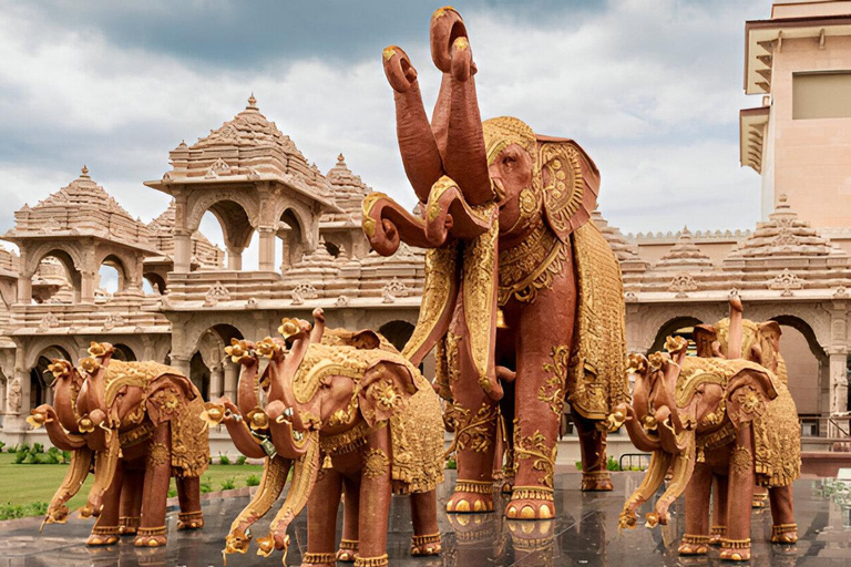 New Delhi: Akshardham Temple Tour + Water Light Show Akshardham Water & Light Show with Car+Guide+Tickets+Dinner