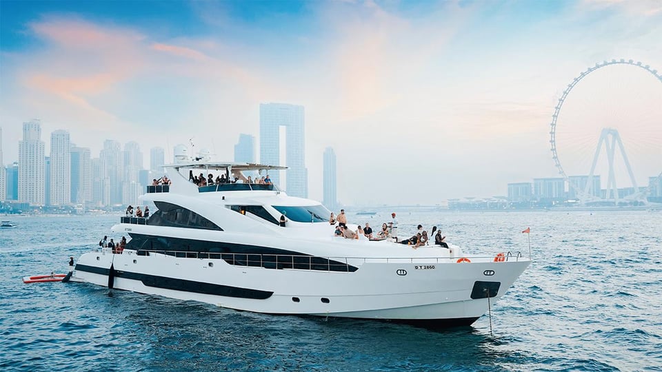 Dubai: Superyacht-Erlebnis mit Live-Musik und Getränken