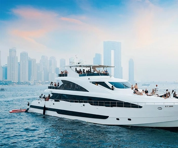 Dubai: Superyacht Experience with Live Music & Drinks