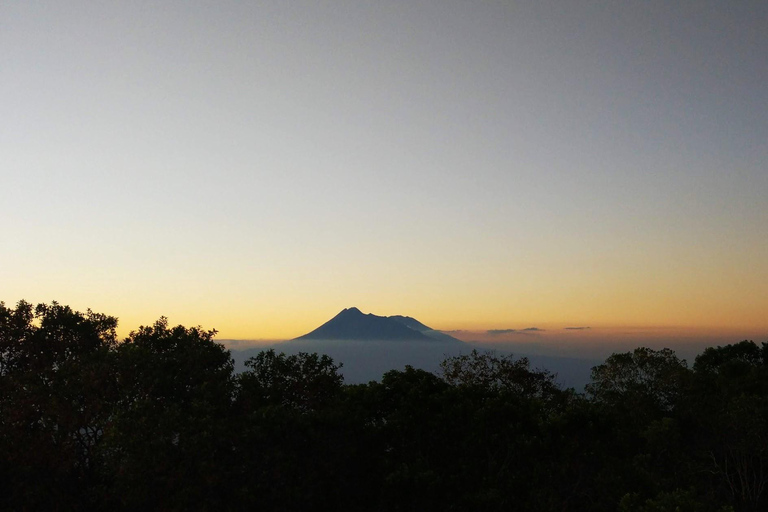 Excursión de senderismo suave por Yogyakarta al antiguo volcán NglanggeranExcursión de senderismo de un día en Yogyakarta