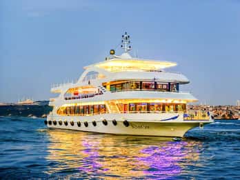 Estambul: Cena Crucero y Entretenimiento con Mesa Privada