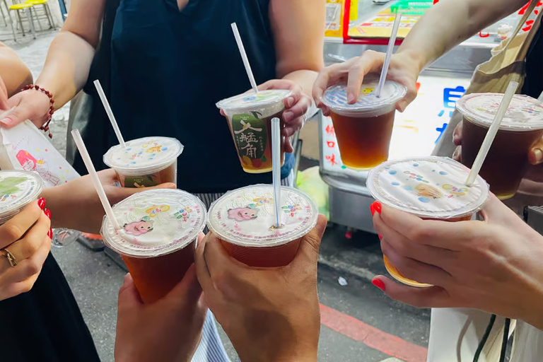 Taipei: Evening Street Food Tour with Locals