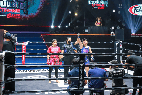 Bangkok: Combate de MuayThai en el Estadio de Boxeo LumpineeAsiento de clase en primera fila