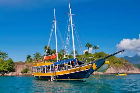 Paraty Bay: Islands & Beaches Boat Tour with Snorkeling