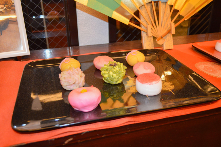 Kanazawa: Traditional Wagashi Making near Higashi Chaya