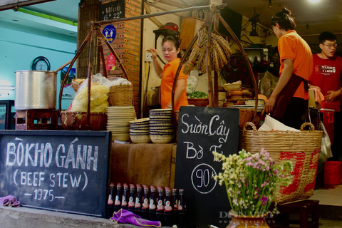 Saigon: Michelin Guide matupplevelse med Ao Dai kvinnliga ryttareGruppresa - upphämtning från hotell och avlämning vid hotell