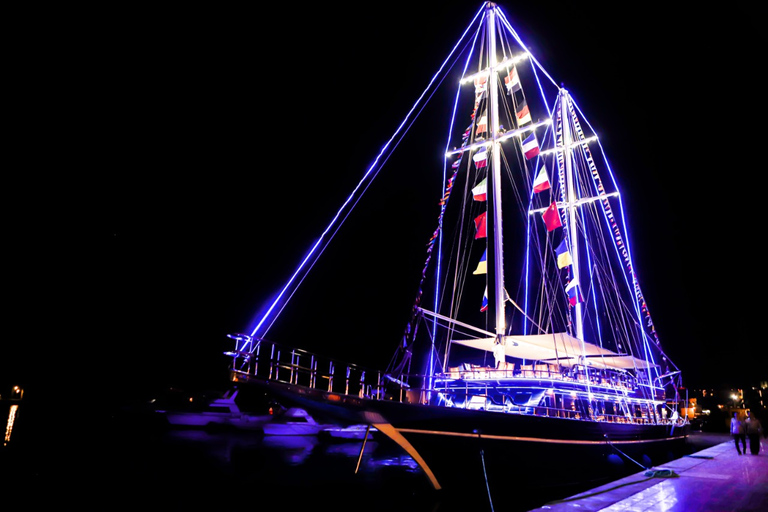 Hurghada : Dîner-croisière au coucher du soleil et musique liveHurghada : Dîner romantique au coucher du soleil, croisière en voilier et musique live