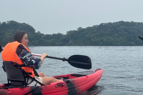 San Salvador: Kajak-Tour bei Sonnenaufgang auf dem Ilopango-See mit Abholung