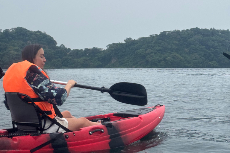 San Salvador: Wycieczka kajakowa o wschodzie słońca po jeziorze Ilopango z odbiorem