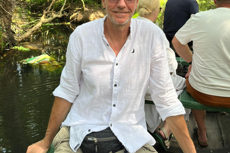 Kerala: Backwater Village Punting Boat Cruise with Lunch