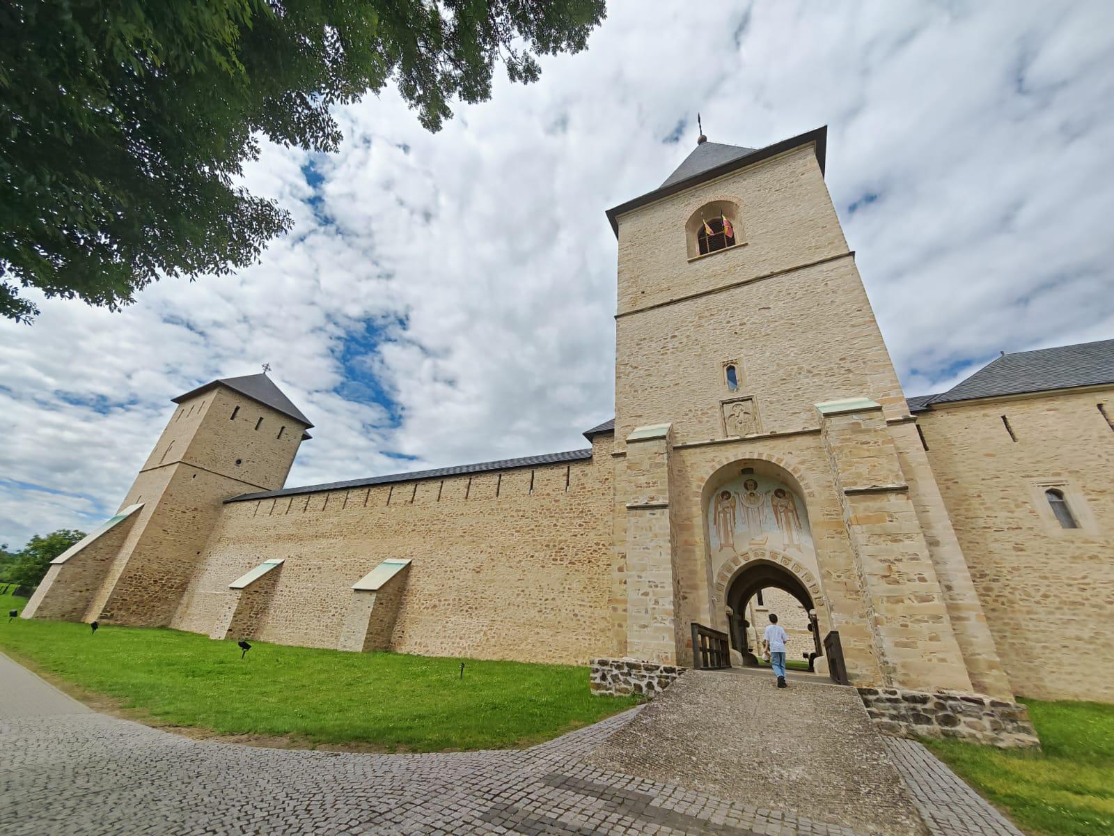 Entdecke Suceava: Tour per Auto zur Festung und nach Dragomirna