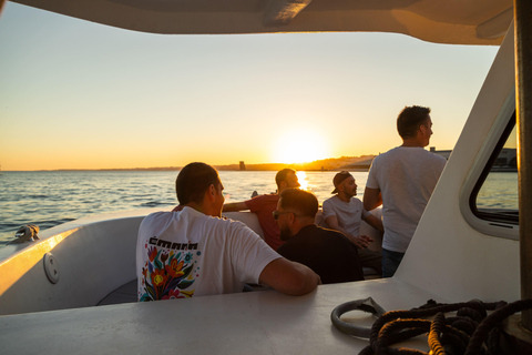 Lisbonne : Fête au coucher du soleil sur un catamaran avec OPEN BAR et musiqueSoirée au coucher du soleil sur le catamaran + OPEN BAR