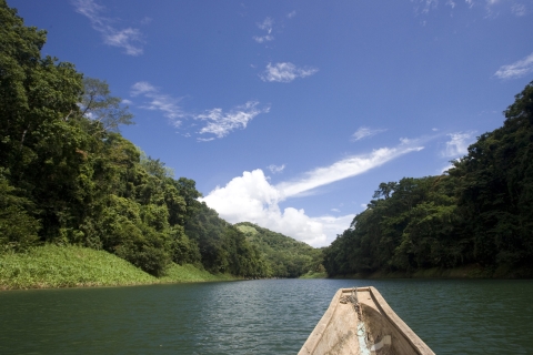 Embera dorp aan de Chagres rivier en wandelen naar de watervalEmbera dorp aan de Chagres rivier en wandeling naar de waterval