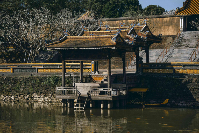 Auto privata: Escursione con autista nella città di Hue