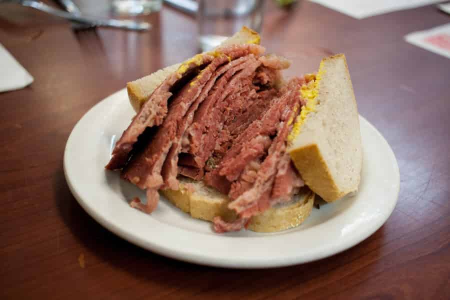Montreal Mile End Foodtour: Bagels, geräuchertes Fleisch und Poutine. Foto: GetYourGuide