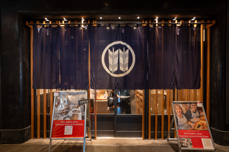 Ginza, Tóquio: faz sushi e aprende a filetar peixe com facasAula de sushi: filetagem de peixe e afiação de facas japonesas