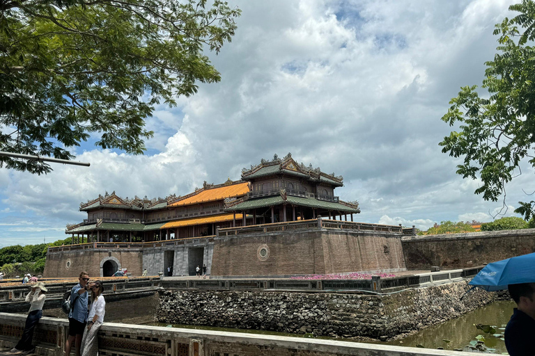 Desde Da Nang: Ciudad imperial de Hue con el paso o los túneles de Hai VanDesde Da Nang: Exploramos Hue Imperial con los túneles de Hai Van