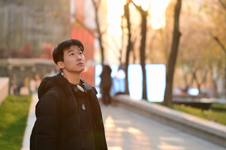 Shanghai Sunset Walk: Historic Bund to Cyberpunk Skyline Private VIP Tour (English & French)