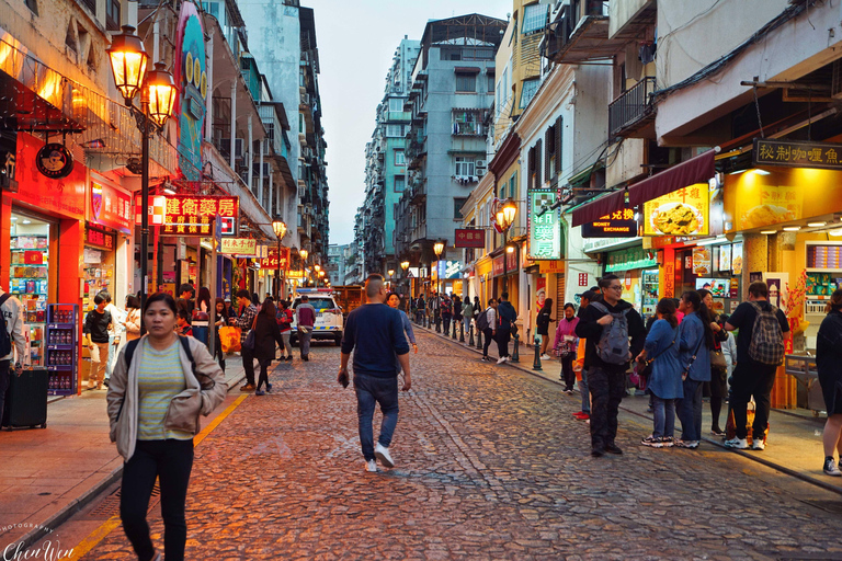 Macau: Hidden Gems Evening Food Tour with Local Guide