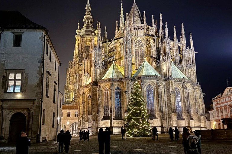 Prague: VIP Prague Castle Night Walk with Panoramic Views VIP Prague Castle Night Walk with Panoramic Views (German)