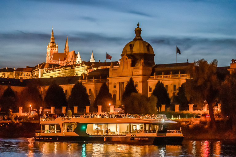 Prag: 50-minütige Sightseeing-Bootsfahrt am Abend