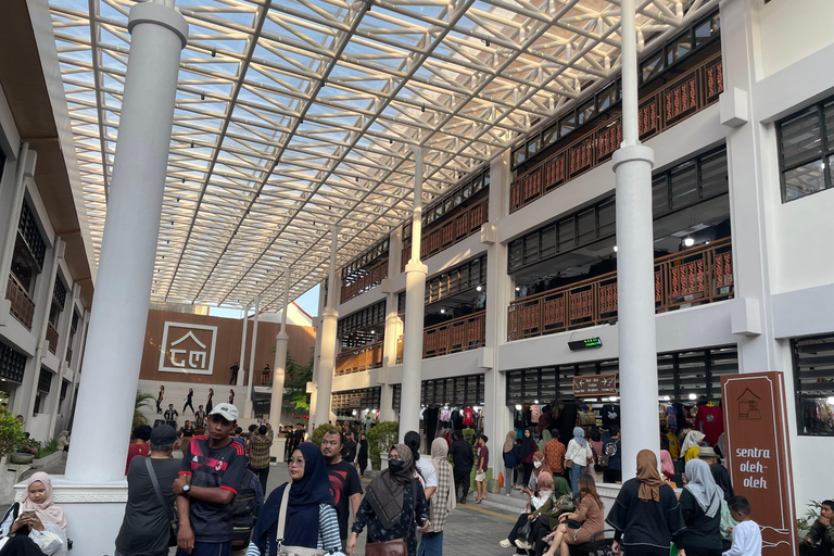 Malioboro Street Walking Tour with local snacks tasting