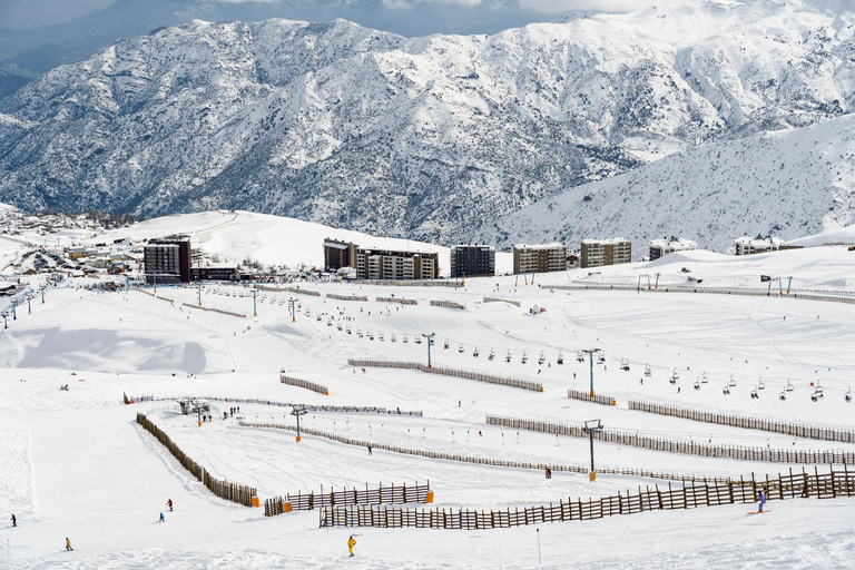 Ski à El Colorado : billet, cours, transport, option vêtementsLieu de rendez-vous : Plaza de Armas + équipement pour la neige