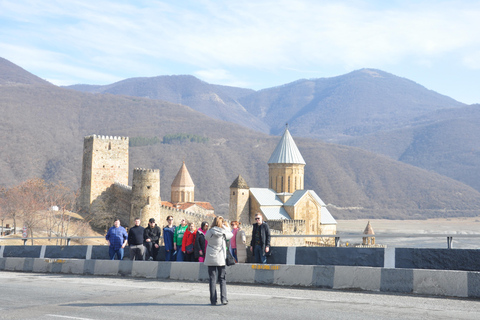 Excursion d'une journée de Tbilissi aux montagnes du Caucase avec HeritagesOffre de visite de groupe (Van ou Minibus jusqu'à 15 pax)