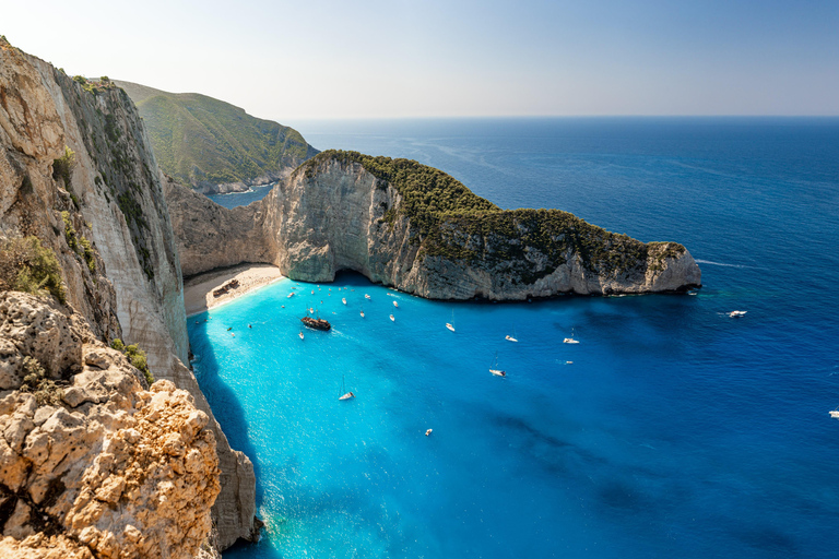 Zante: Noleggio di una barca privata per raggiungere il naufragio e le Grotte Blu