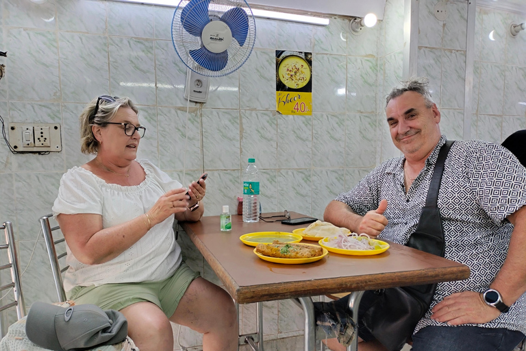 Mercado nocturno y comida callejera en Delhi (medio día, guiado por mujeres)Mercado de día y comida callejera en Delhi (medio día, guiado por mujeres)