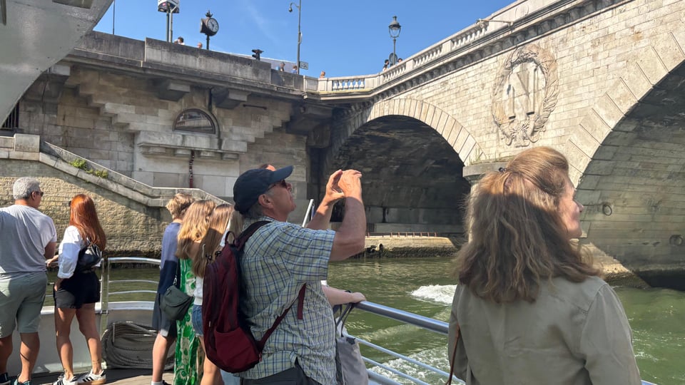 Paris: Hop-On/Hop-Off-Bootsfahrt Pass mit 9 Haltestellen