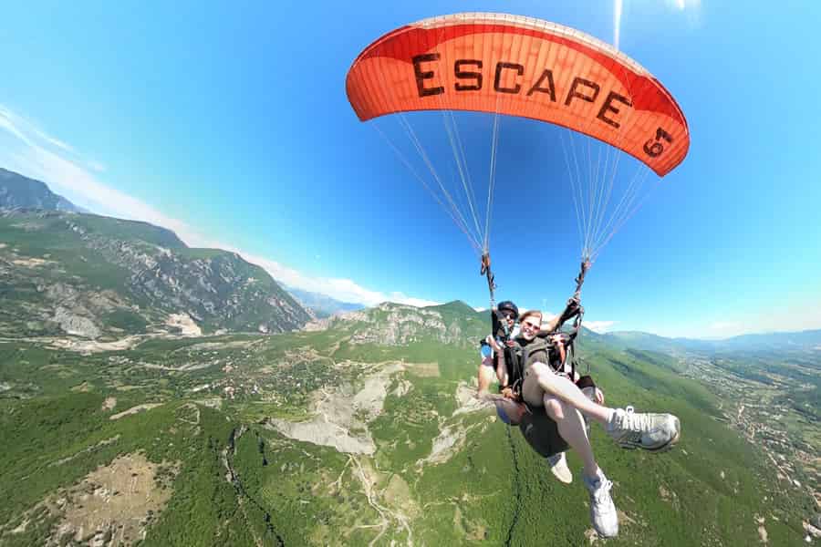 Paragliding in Tirana vom Berg Dajti mit Option für einen Thermik-Aufstieg. Foto: GetYourGuide Paragliding in Tirana vom Berg Dajti mit Option für einen Thermik-Aufstieg. Foto: GetYourGuide