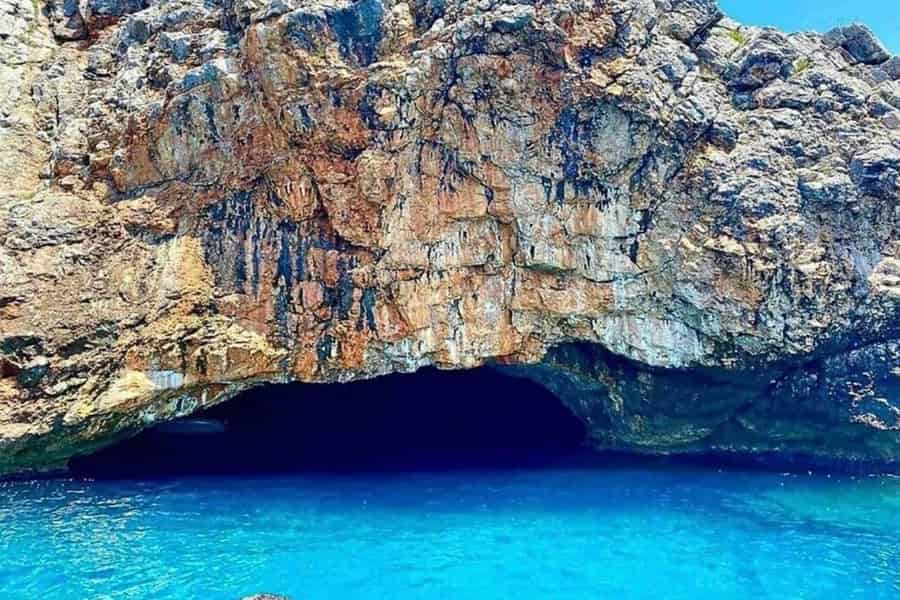 Kotor: Blaue Grotte, U-Boot-Basis und Gospa od Škrpjela. Foto: GetYourGuide