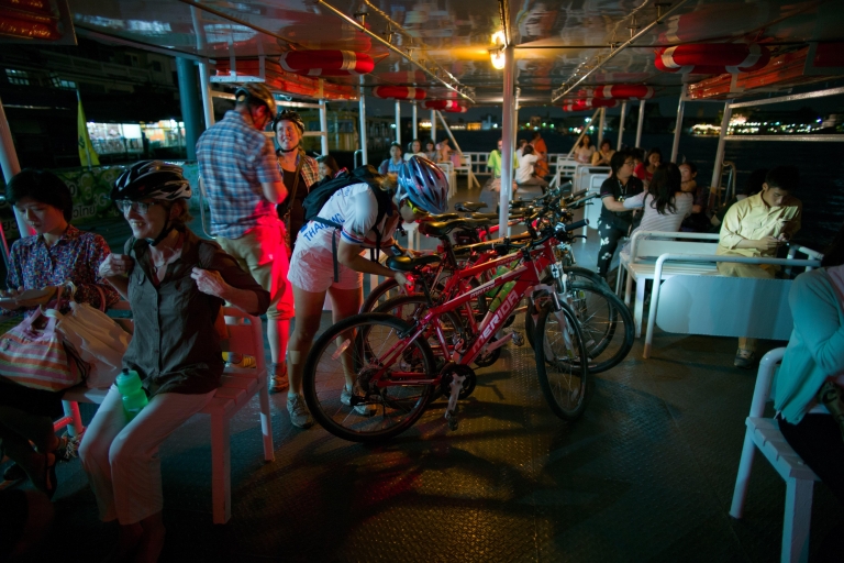 Bangkok: Nighttime Bike Tour with Flower Market Visit