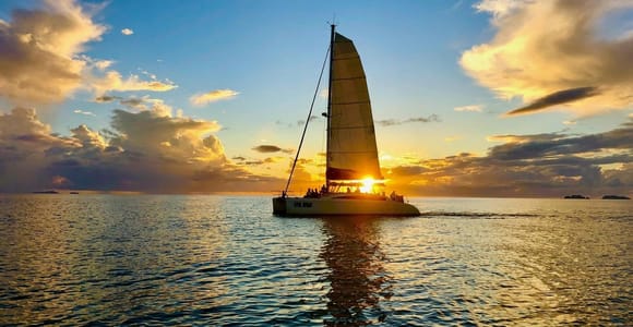 Grand Baie: Sunset Catamaran Cruise with Dinner