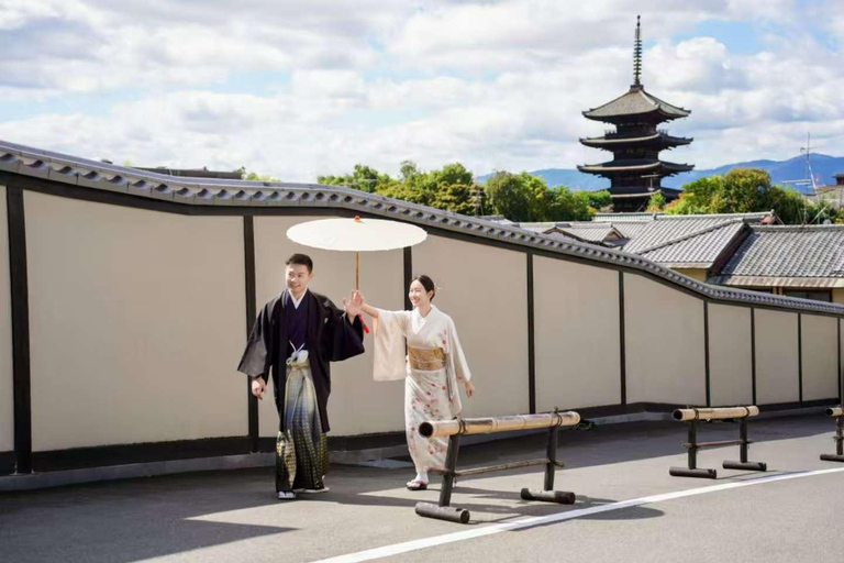 Kyoto: Kimono Makeover, Photoshoot, and Guided Tour Kyoto: Komon Kimono & 1-Hour Professional Photoshoot