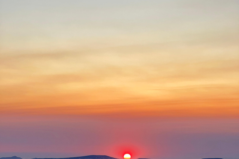 Visite d&#039;un manoir du XVe siècle - Bouteille de vin et plateau au coucher du soleil !Visite d&#039;un manoir du XVe siècle - Bouteille de vin et plateau au coucher du soleil.