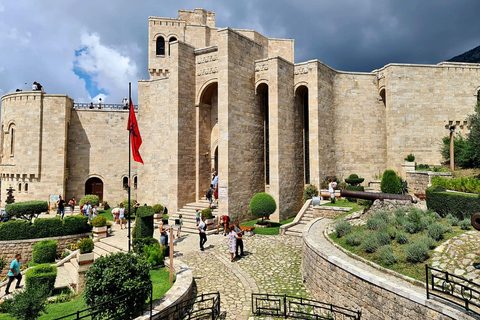 Da Durazzo: tour di un giorno del lago Bovilla, della montagna Gamti e di KrujaDa Durazzo: tour di un giorno del lago Bovilla, del monte Gamti e di Kruja