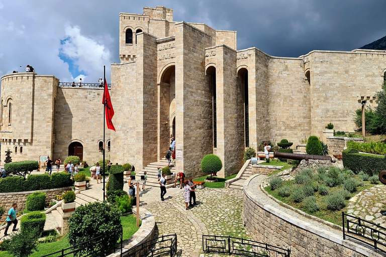 Da Durazzo: tour di un giorno del lago Bovilla, della montagna Gamti e di KrujaDa Durazzo: tour di un giorno del lago Bovilla, del monte Gamti e di Kruja