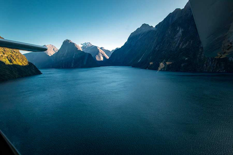 Wanaka: Vuelo y crucero panorámico en barco por Milford Sound