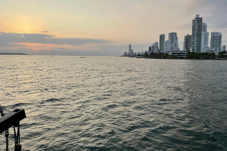 Cartagena, CO: Sunset Skyline Pirate Boat Tour z otwartym barem