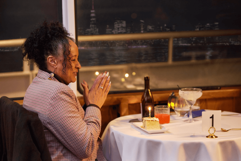 NYC : Dîner-croisière gastronomique avec musique liveTable privée à la fenêtre - Dîner à 5 plats sur le pont principal