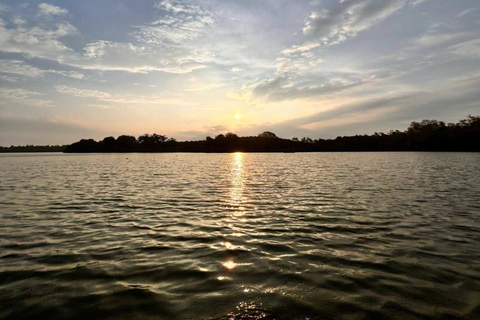 Hikkaduwa: Rathgama Lagoon Kayaking and Fish Therapy Tour