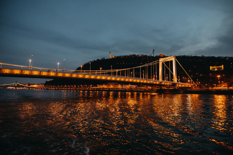 Budapest: Crucero Buffet de Nochevieja con Bebidas IlimitadasCena crucero de Nochevieja Piso turístico