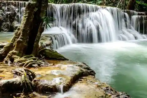 Kanchanaburi: Fiume Kwai, cascate di Erawan e tour degli elefanti