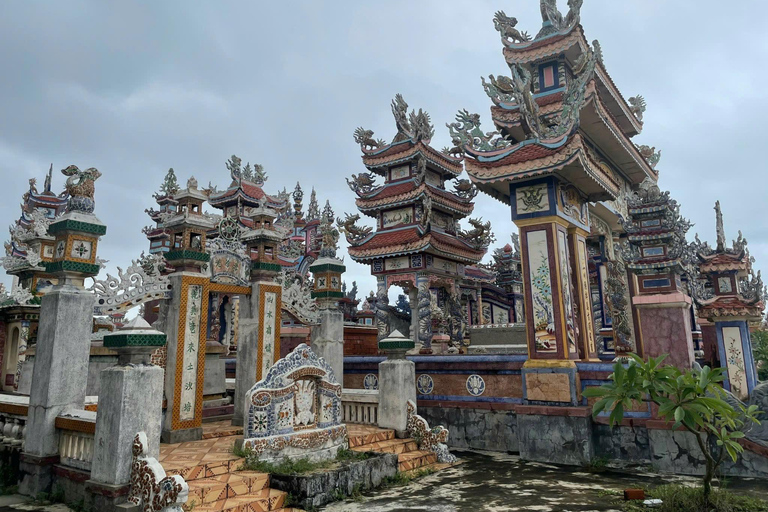 Hoi An/Da Nang: trasferimento a Hue, visita turistica e pranzo in una pagodaTrasferimento da Hoi An/Da Nang a Hue e visita alla Cittadella Imperiale