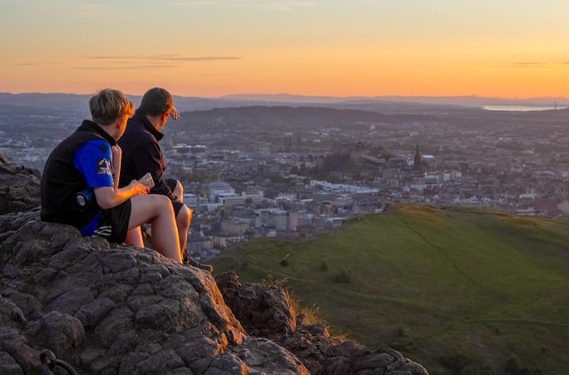 Edinburgh: Sunset Hike Arthur's Seat with Mountain Guide