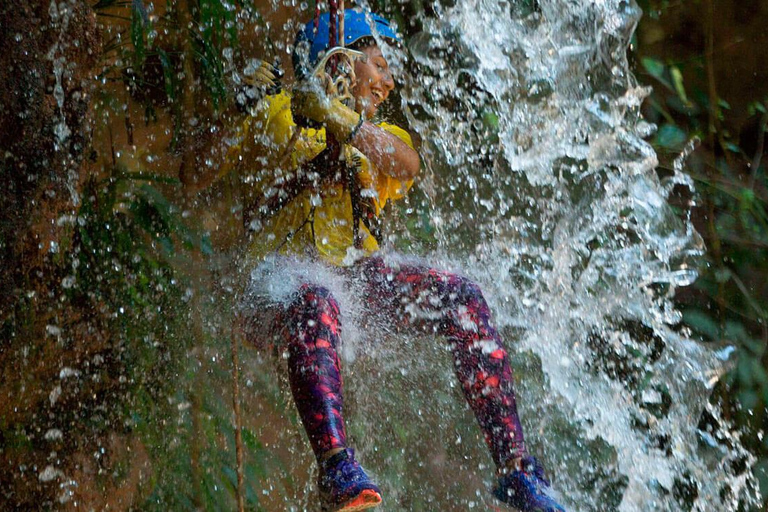 Talliquihui Waterfall Rappelling - Nedförsbacke på äventyr