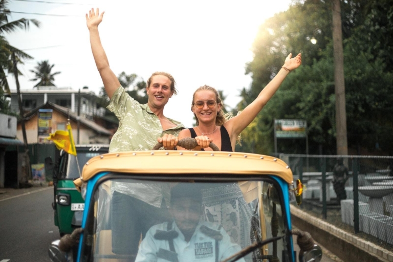 Colombo: City Highlights Tuk-Tuk Tour with Meal and Drinks