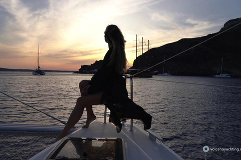 Santorini: Private Sunset Cruise with Dinner and Drinks